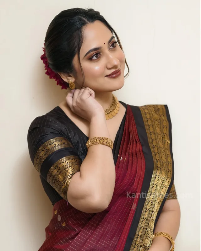 Miya George in Kanjivaram Saree: A Classic Maroon-Black Beauty That Turns Heads 6 Miya George in Kanjivaram saree