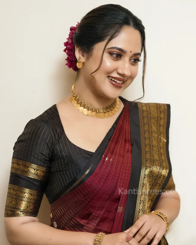 Miya George in Kanjivaram Saree: A Classic Maroon-Black Beauty That Turns Heads 7 Miya George in Kanjivaram saree