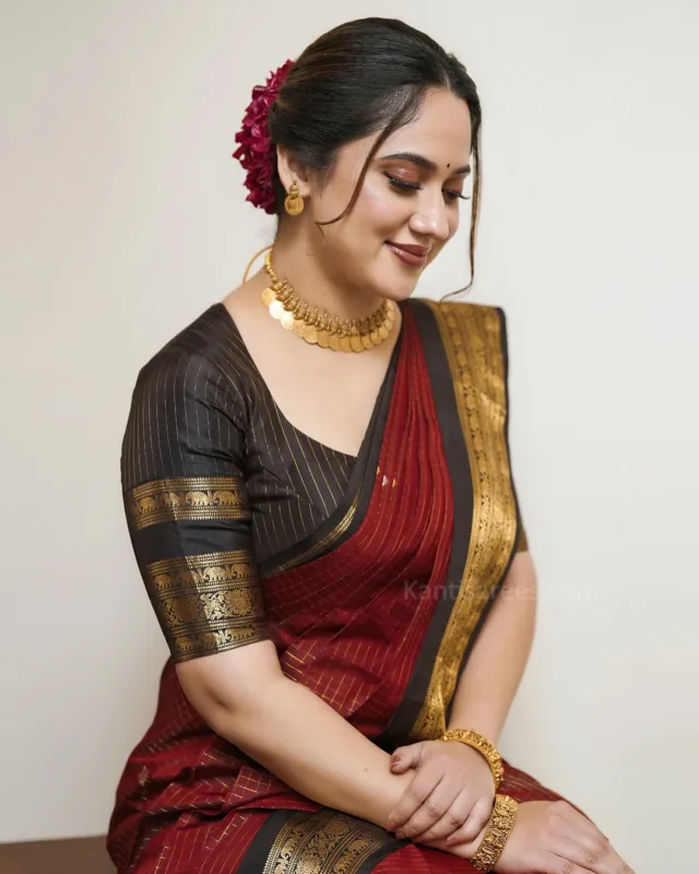 Miya George in Kanjivaram Saree: A Classic Maroon-Black Beauty That Turns Heads 8 Miya George in Kanjivaram saree
