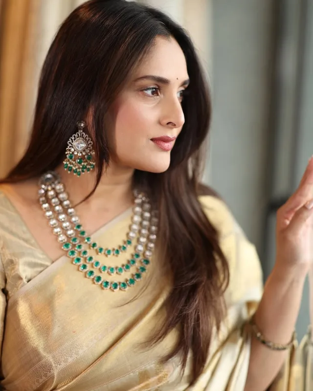 Grace in Gold: Ramya in Kanjivaram Silk Saree Stuns in Cremish Elegance 2 Ramya in Kanjivaram Silk Saree