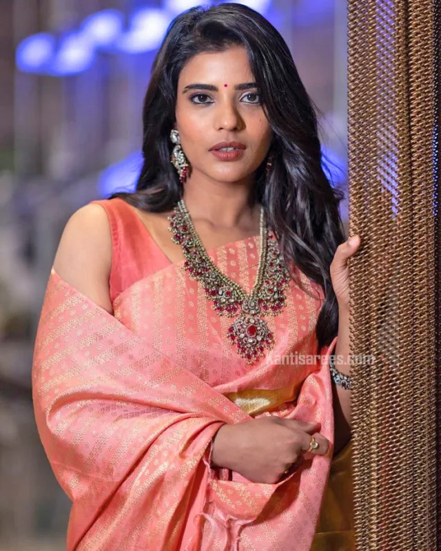 Aishwarya Rajesh in Kanjivaram Silk Saree: A Glowing Vision in Tissue Gold and Pastel Pink 2 Aishwarya Rajesh in Kanjivaram Silk Saree