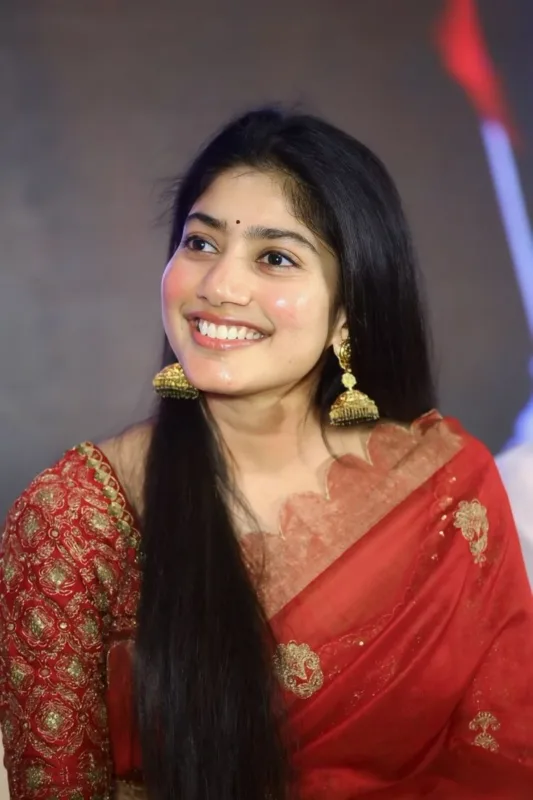 Sai Pallavi in Cotton Silk Saree: A Timeless Tomato Red Elegance That Celebrates Handloom Heritage 7 sai pallavi 4