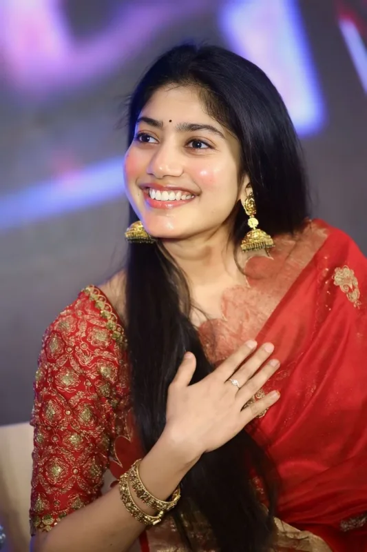 Sai Pallavi in Cotton Silk Saree: A Timeless Tomato Red Elegance That Celebrates Handloom Heritage 6 sai pallavi 5