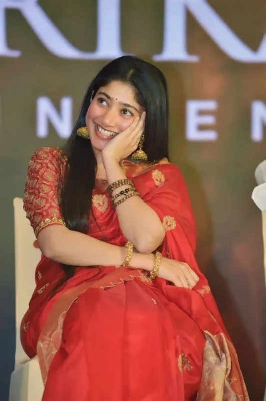 Sai Pallavi in Cotton Silk Saree: A Timeless Tomato Red Elegance That Celebrates Handloom Heritage 5 sai pallavi 6