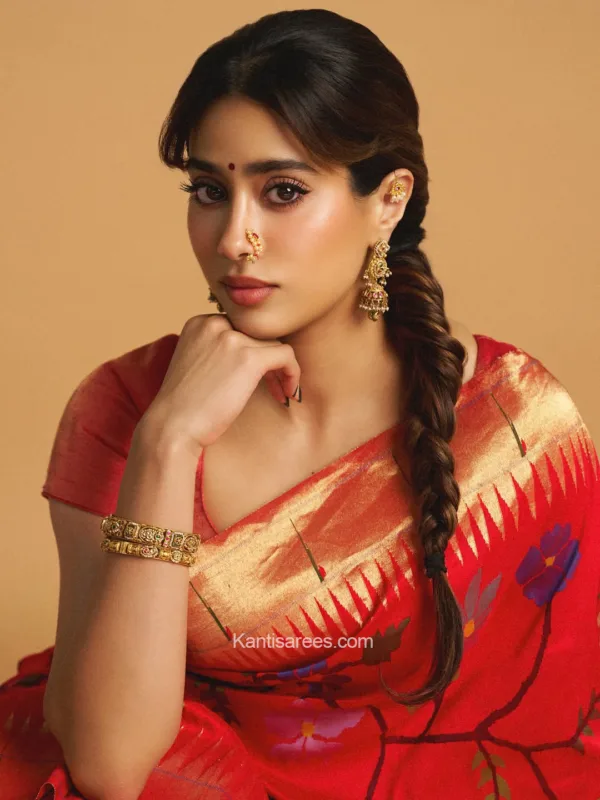 Jahnvi Kapoor in Paithani Silk Saree: A Radiant Celebration of Red, Heritage, and Handloom Artistry 7 janvikapoor 3