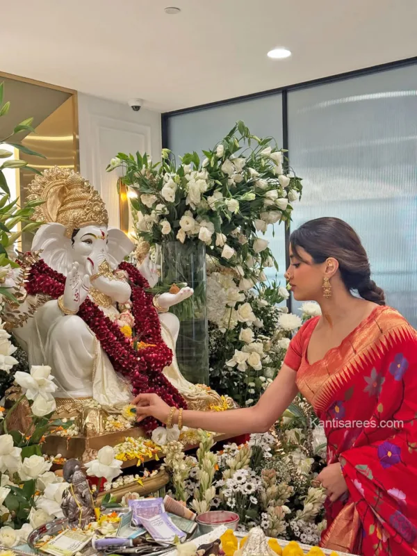 Jahnvi Kapoor in Paithani Silk Saree: A Radiant Celebration of Red, Heritage, and Handloom Artistry 6 janvikapoor 4