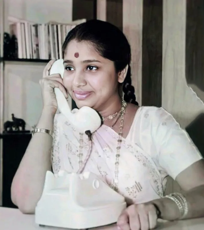 Asha Bhosle Biography: The Evergreen Voice of India | Life, Songs & Legacy 3 Asha Bhosle Biography